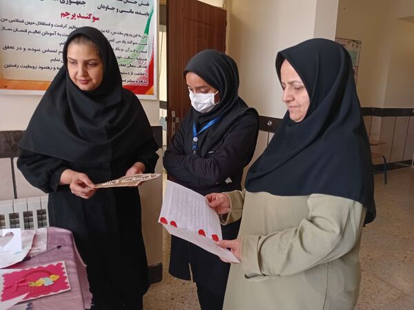 ساخت کارت پستال در هفته سلامت‌روان توسط دانش‌آموزان مدرسه مادرمهربان خلیل‌آباد