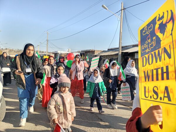 حضور دانش‌آموزان بخش سراب میمه در راهپیمایی۲۲بهمن 
