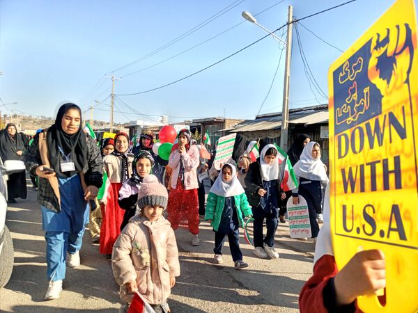 حضور دانش‌آموزان بخش سراب میمه در راهپیمایی۲۲بهمن 