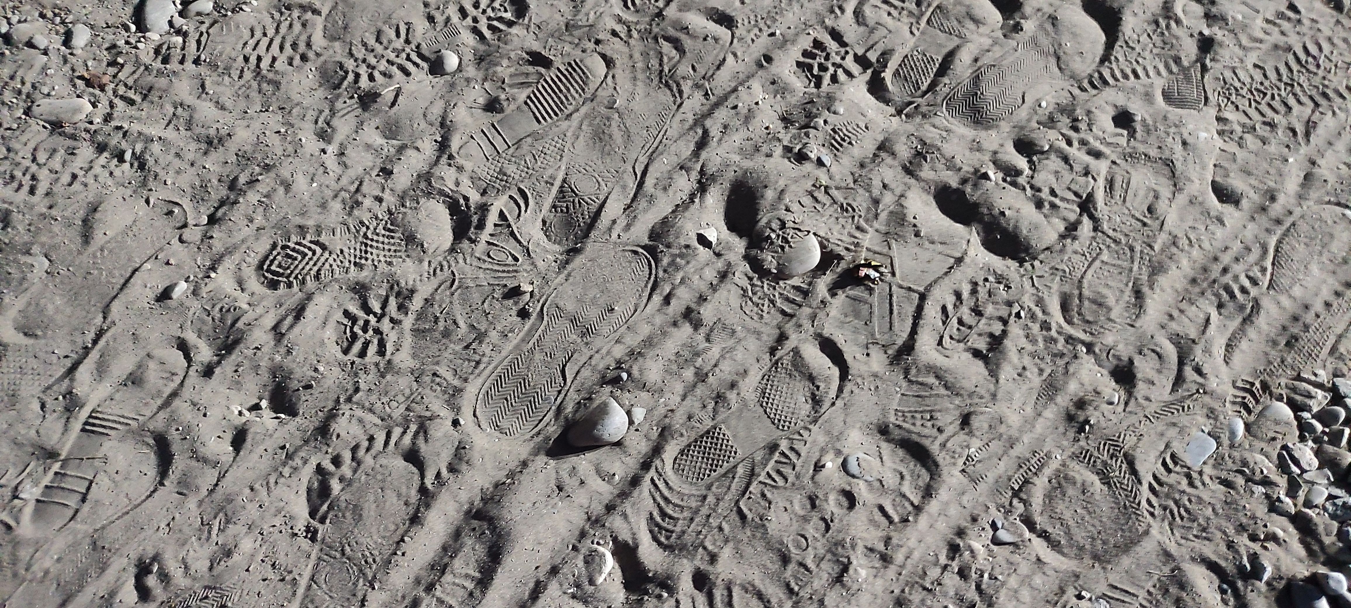 خاکی که به تپش قدم‌ها گوش می‌سپارد