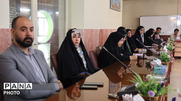 نشست کارشناسان فرهنگی مناطق ۱۹ گانه تهران در اردوگاه ابوذر