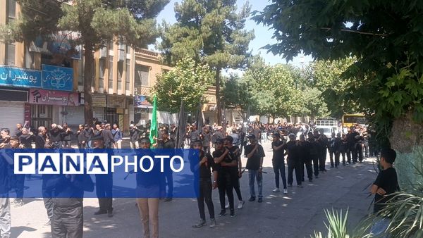 مراسم زنجیر زنی و سینه زنی به مناسبت سالگرد رحلت امام در نیشابور 