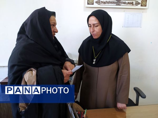 دیدار دبیران با اولیا و تحویل بیلان کار آبان در دبیرستان حاج تقی نجفی 