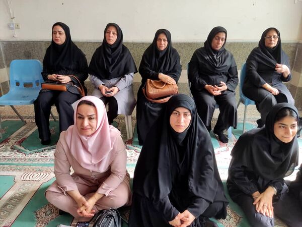 استقبال پرشور از شهید گمنام در هنرستان زهرای مرضیه بندرعباس