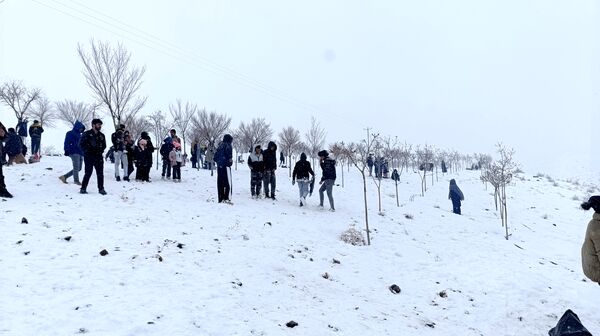  برف بازی مردم نیشابور در روستای برف ریز 