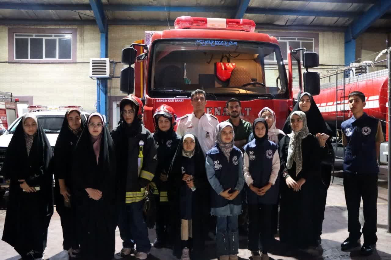 بازدید خبرنگاران پانا ناحیه یک و دو یزد از مرکز شماره ۹ آتشنشانی یزد