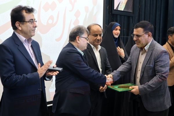 به مناسبت دهه فجر از همکاران جانباز و خانواده شهدا تجلیل شد