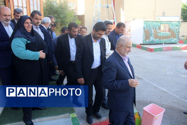 نواختن زنگ آغاز سال تحصیلی در دبیرستان شهیده سهام خیام  شاهد بوشهر