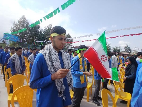 جشن عاطفه‌ها جشن همدلی دانش آموزان با دیگر کودکان نیازمند