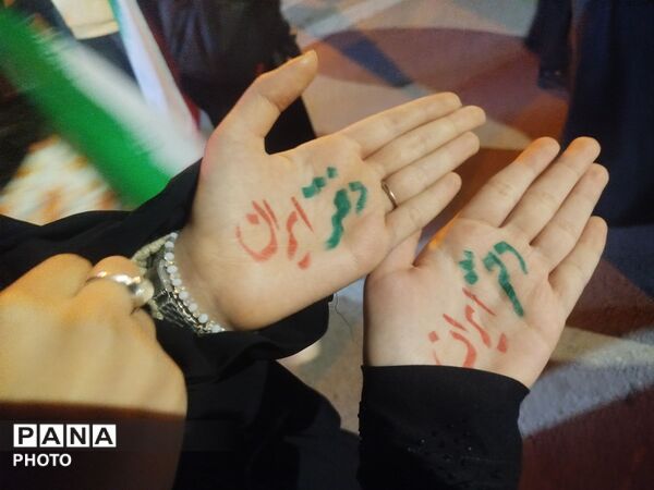  مردم در خیابان‌ها با پرچم ایران، با آرمان‌های انقلاب تجدید پیمان کردند