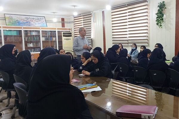 کارگاه آموزشی پیشگیری از آسیب‌های اجتماعی در دبیرستان دستغیب ناحیه 3 شیراز
