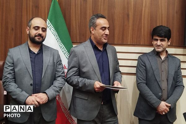 تقدیر از معلمان نمونه استانی به مناسبت گرامیداشت هفته معلم در ناحیه دو شهرری 