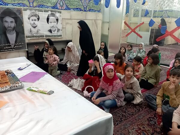 اجرای برنامه هایی زیبا و شاد برای کودکان در شهرستان کاشمر 
