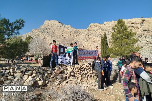 کاشت 350 نهال بنه و کلخنگ در دامنه کوه‌های ظفرآباد