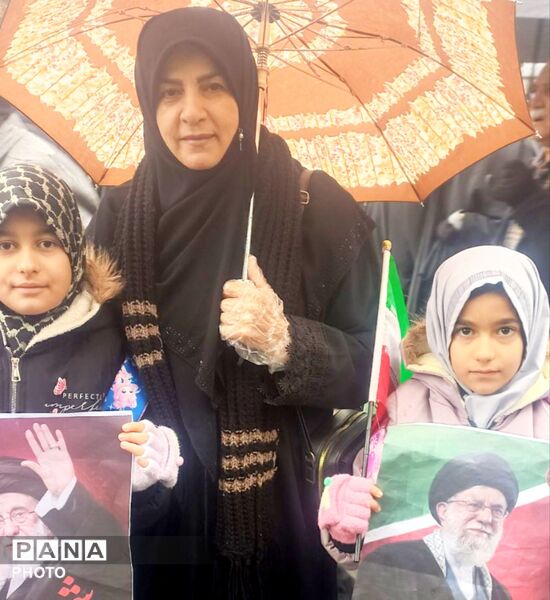 حضور دانش‌آموزان با کوله‌پشتی به یاد همکلاسی‌های مینابی در روز جهانی قدس همدان