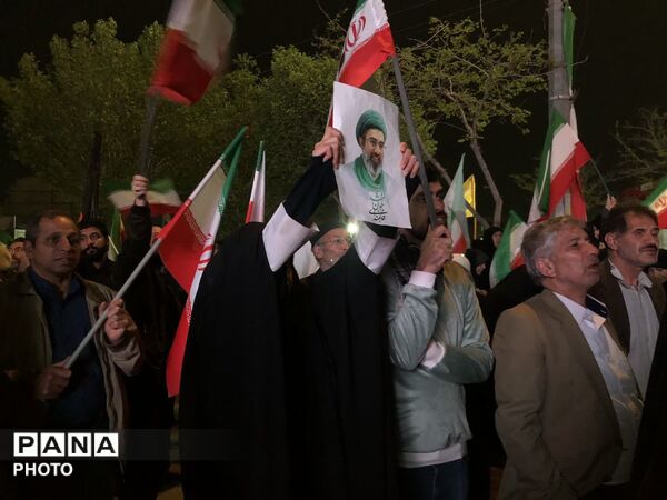 چهلمین شب اجتماع مردمی در میدان معراج مشهد