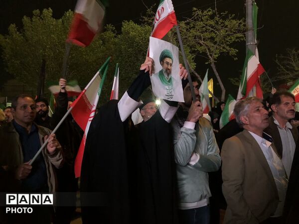 چهلمین شب اجتماع مردمی در میدان معراج مشهد