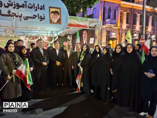 غرفه جهادی آموزش و پرورش ناحیه ۴ تبریز با حضور معلمان فعال علمی و فرهنگی، در میدان ساعت تبریز