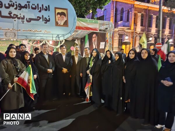 غرفه جهادی آموزش و پرورش ناحیه ۴ تبریز با حضور معلمان فعال علمی و فرهنگی، در میدان ساعت تبریز