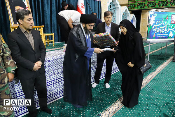 تجلیل از ایثارگران فرهنگی و پرسش و پاسخ در مصلی زنجان