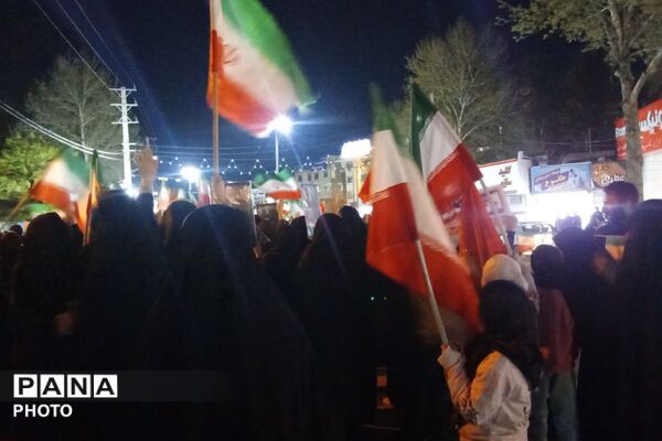 مردم شجاع ایرانی میدان را خالی نمی‌گزارند و تا پای جان هستند