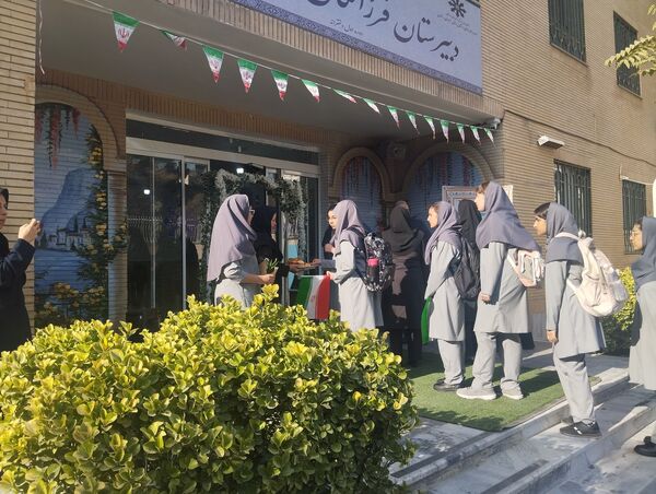 زنگ مهر، نوای امید در دبیرستان فرزانگان ۵ مشهد