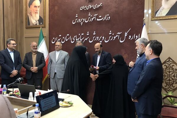 مراسم تقدیر از سفیران مدرسه سازی در اداره کل آموزش و پرورش شهرستانهای استان تهران 