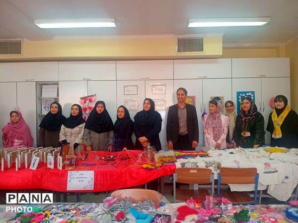 نمایشگاه کار و فناوری در دبیرستان نشاط بهارستان‌دو