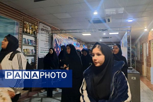 حضور دانش‌آموزان مدرسه طلیعه در نمایشگاه قرآن و عترت مجموعه ورزشی ایثار