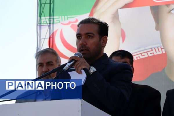 حضور پرشور دانش‌آموزان و مسئولین در راهپیمایی ۱۳ آبان در ناحیه یک بهارستان