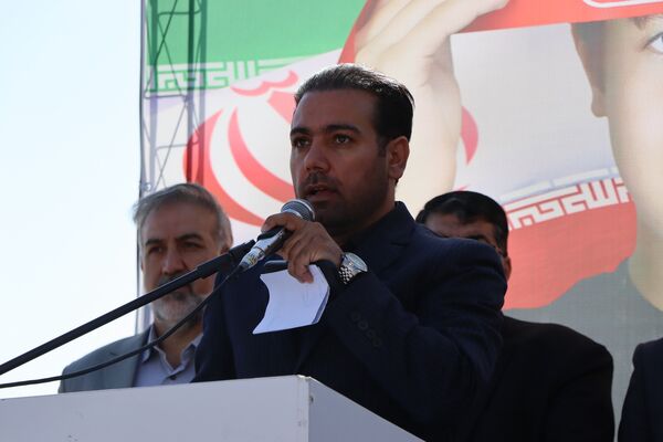 حضور پرشور دانش‌آموزان و مسئولین در راهپیمایی ۱۳ آبان در ناحیه یک بهارستان