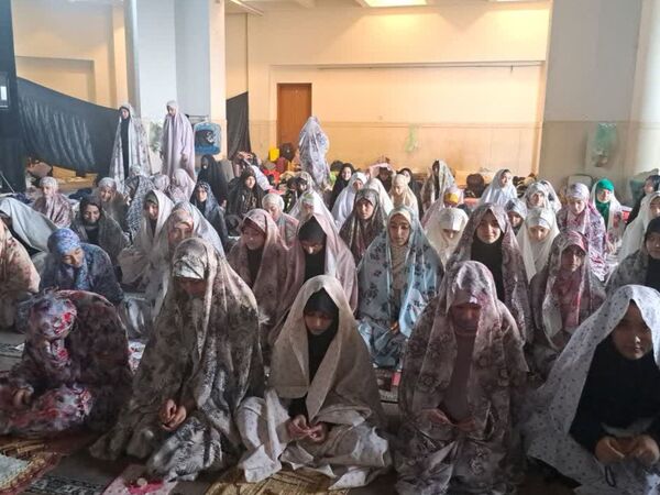 مراسم اعتکاف دانش‌آموزی در مسجد ۷۲ تن