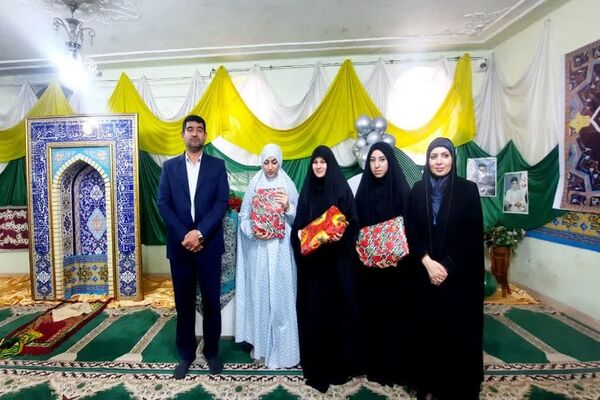اقامه نماز جماعت در دبیرستان دخترانه حضرت زهرا(س) اهواز