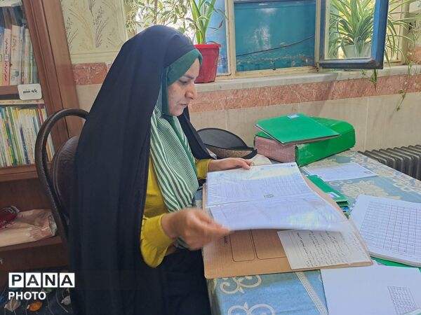 تحویل کارنامه دانش‌آموزان در مدرسه سید میرزایی