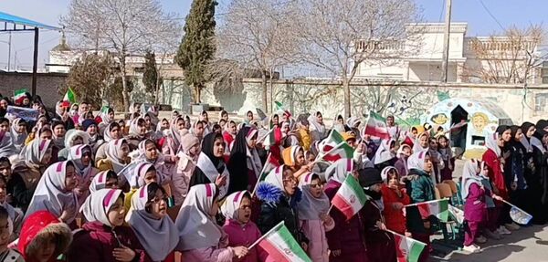 آوای وفاداری نسل جدید؛ سرود دانش‌آموزان شهید بهمنی خلیل آباد در دهه فجر