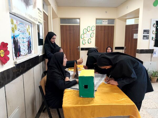 انتخابات شورای دانش آموزی در دبیرستان مادرمهربان خلیل آباد