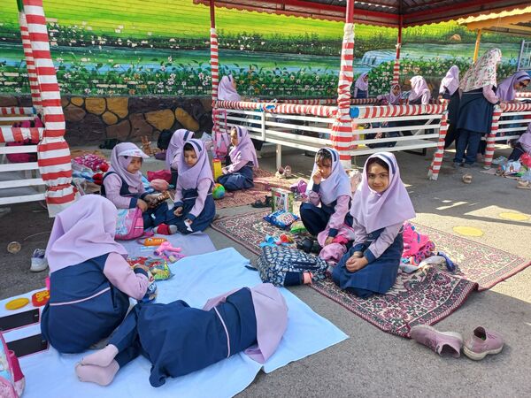 برگزاری اردوی حیاطی و جشن آخر سال در دبستان دخترانه شاهد تحقیقی ناحیه ۶
