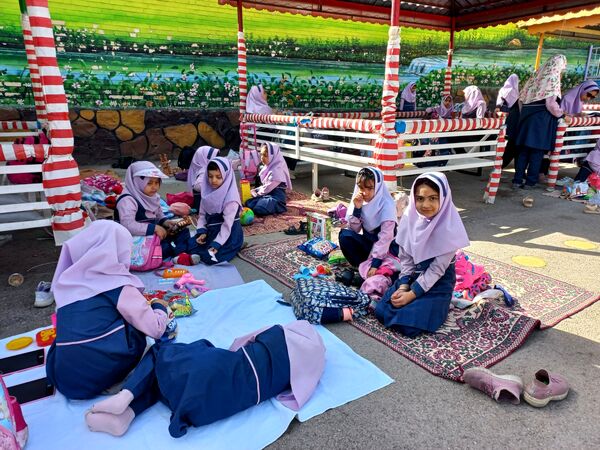 برگزاری اردوی حیاطی و جشن آخر سال در دبستان دخترانه شاهد تحقیقی ناحیه ۶
