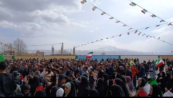 مردم شهرستان خانمیرزا در راهپیمایی ۲۲ بهمن وحدت را به نمایش گذاشتند