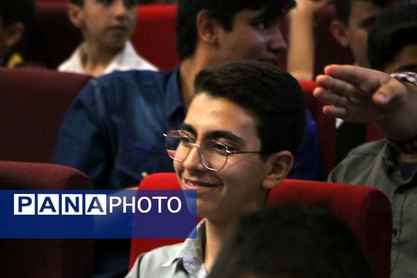 تقدیر از دانش‌آموزان برتر حوزه فرهنگی و هنری در آموزش و پرورش ناحیه یک شهرری