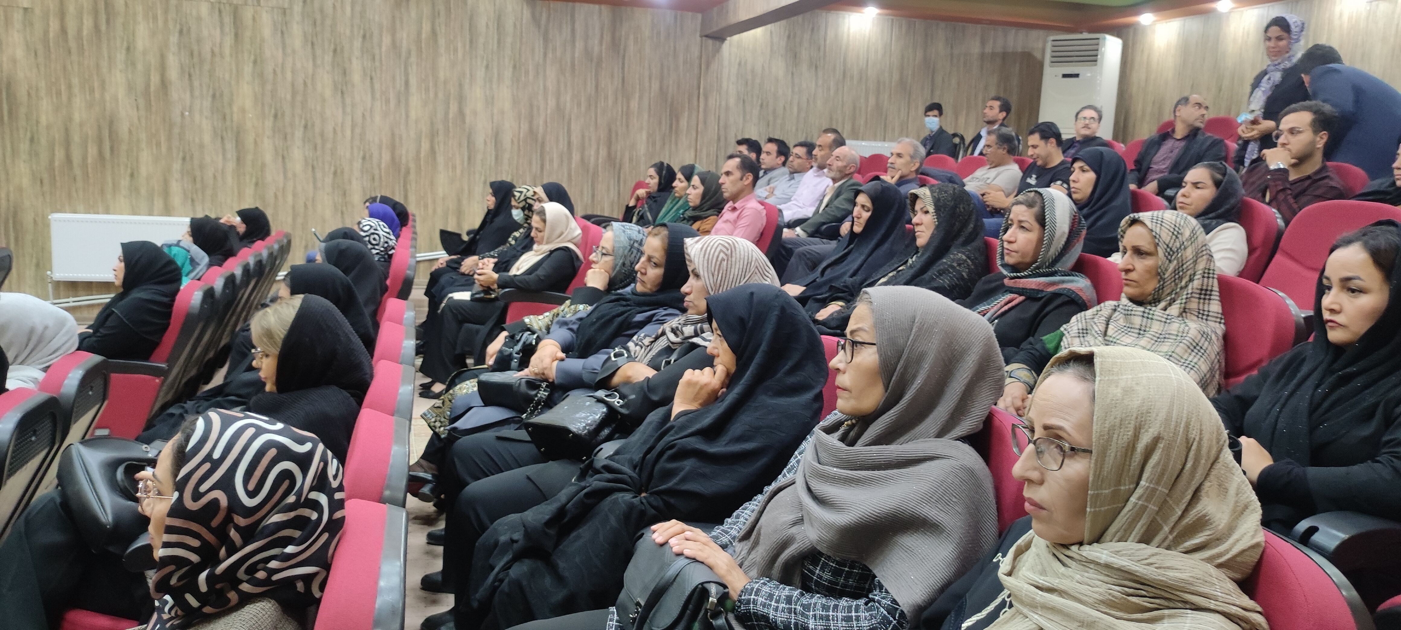 برگزاری جلسه انجمن اولیاء و مربیان دبیرستان نمونه دولتی فرزانگان شیروان