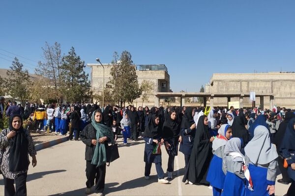 حضور دانش آموزان دبیرستان طالقانی داریون در تجمع ۱۳ آبان