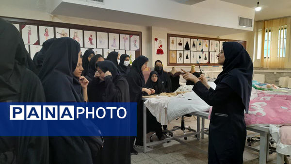 نمایشگاه هفته معرفی مشاغل در هنرستان شاهد نجمیه قم 