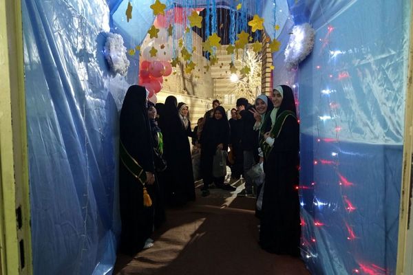 اعتکاف دانش‌آموزی رباط‌کریم با پرچم‌گردانی حضرت ابوالفضل(ع)