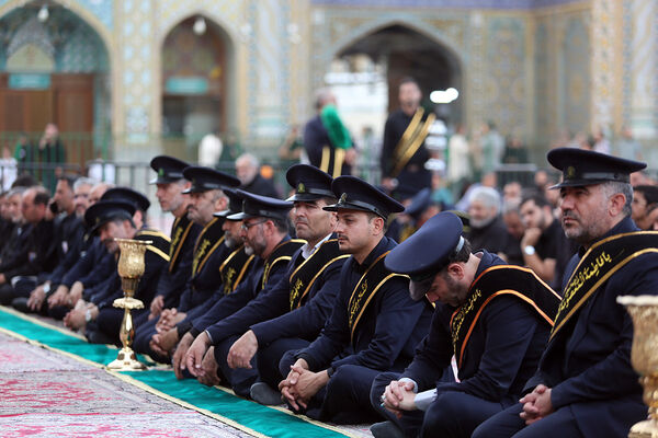 آیین اهتزاز پرچم عزای سیدالشهدا(ع) بر فراز گنبد حرم حضرت معصومه(س)