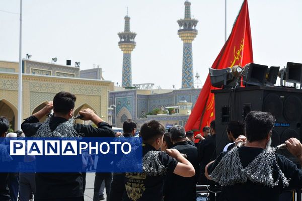 پرچم‌های عزا بر فراز حرم امام رضا(ع)