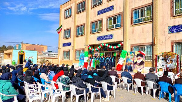 نواختن زنگ انقلاب در دبیرستان نمونه ایمان