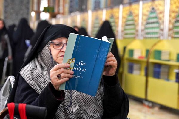 قرائت دعای‌ام داوود در حرم مطهر رضوی