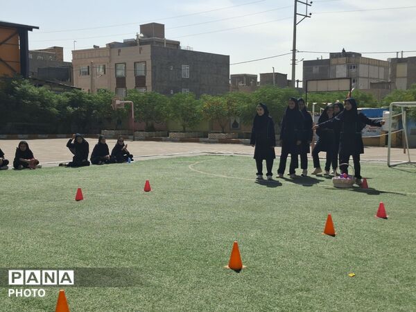 اجرای مسابقات ورزشی در دبیرستان پدران آسمانی 