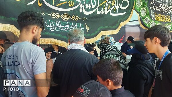 موکبی در جاده قدیم نیشابور - مشهد 